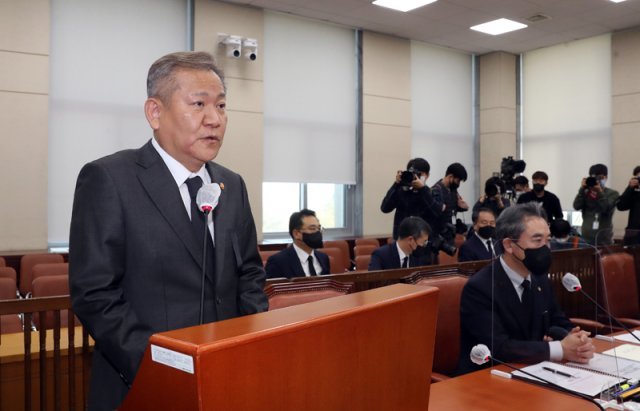 이상민 행정안전부 장관이 1일 서울 여의도 국회에서 열린 행정안전위원회 전체회의에서 이태원 참사 현안 관련 보고를 하고 있다. 뉴시스