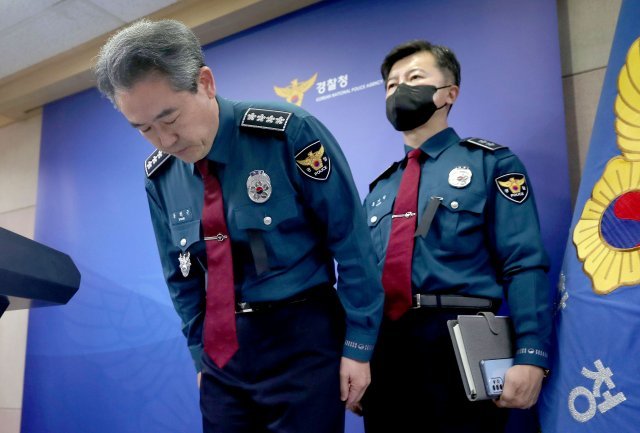 윤희근 경찰청장이 1일 서울 서대문구 경찰청에서 '이태원 참사' 관련 기자회견에서 고개숙여 사과하고 있다. 송은석 기자 silverstone@donga.com