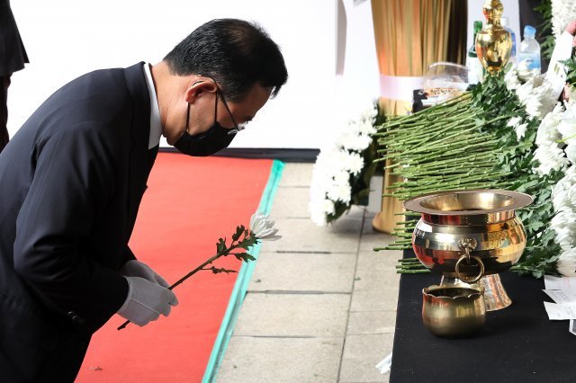 국민의힘 주호영 원내대표가 1일 서울 중구 서울광장에 마련된 이태원 핼러윈 참사 합동분향소에서 헌화하며 조의를 표하고 있다. 사진공동취재단