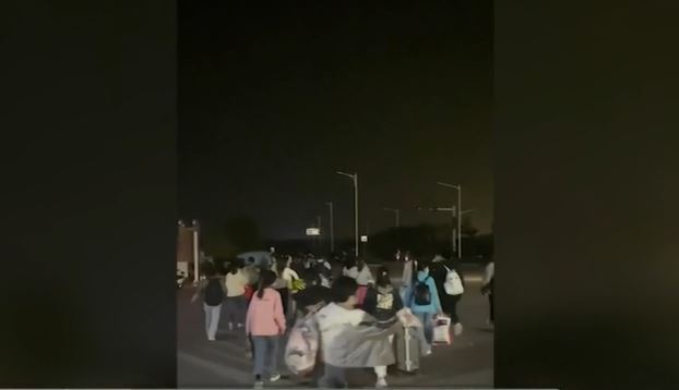 코로나19로 중국에 있는 가장 큰 애플 아이폰 조립 공장이 봉쇄에 들어가자 노동자들의 탈출이 이어지고 있다.(CNBC 방송화면 갈무리).