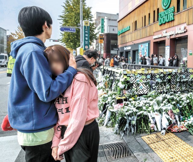 1일 오전 서울 용산구 지하철 6호선 이태원역에 마련된 핼러윈 참사 추모 공간을 찾은 외국인들이 서로 끌어안은 채 슬퍼하고 있다. 뉴시스