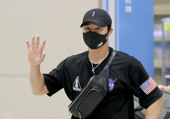 미국 메이저리그(MLB) 2년차 시즌을 마친 김하성(샌디에이고 파드리스)이 2일 새벽 인천국제공항 2터미널을 통해 귀국한 뒤 취재진을 향해 손을 들어보이고 있다. 2022.11.2/뉴스1 ⓒ News1