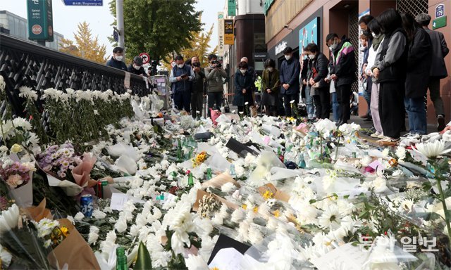 1일 ‘이태원 참사’ 현장 인근의 지하철 이태원역 1번 출구 앞에 마련된 추모 공간에서 시민들이 희생자들을 추모하고 있다. 홍진환 기자 jean@donga.com