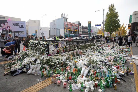 1일 서울 용산구 이태원역 1번 출구에 마련된 이태원 핼러윈 압사 참사 추모공간을 찾은 시민들이 희생자들을 추모하고 있다. 2022.11.1/뉴스1