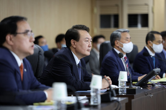 윤석열 대통령이 4일 오후 용산 대통령실 청사에서 열린 북한의 중거리 탄도미사일(IRBM) 발사 관련 긴급 국가안전보장회의(NSC) 상임위원회에 참석해 있다. (대통령실 제공) 2022.10.4/뉴스1