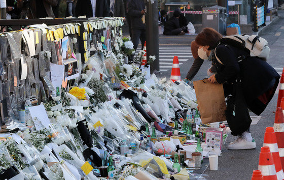 2일 오전 서울 용산구 이태원 참사현장 앞에 마련된 추모공간을 찾은 시민들. 2022.11.2/뉴스1 ⓒ News1