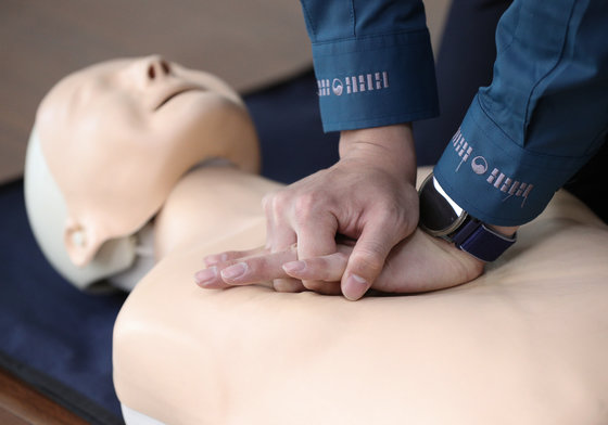 1일 오후 서울 마포경찰서에서 경찰관들이 이미경 대한적십자사 서울지사 강사로부터 심폐소생술(CPR) 교육을 받고 있다. 뉴스1