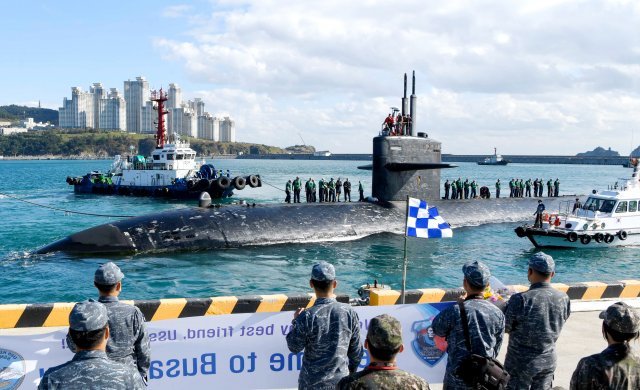 미국 해군의 로스앤젤레스급 핵추진 잠수함 '키웨스트함(SSN 722·6900t급)'이 2일 부산 남구 해군작전사령부 기지에 도착해 한국 해군이 환영하고 있다. 이 잠수함은 길이 110m, 최대속력 29노트, 승조원 140~150명이다. 2022.11.02 미 해군 제공