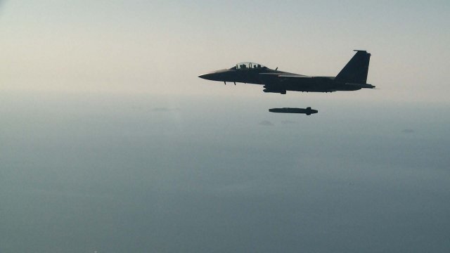 지난 2017년 9월 F-15K 전투기가 장거리 공대지 유도미사일 ‘타우러스’를 발사하고 있는 모습. 2017.09.13. 공군 제공