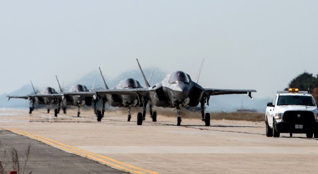 주일 미 해병대의 F-35B 스텔스 전투기 4대가 지난달 31일 전북 군산기지에 도착해 이동하고 있다. 국내 지상 기지에 온 것은 처음이며 한미 연합 공중훈련 ‘비질런트 스톰’에 참가한다. F-35B는 수직 이착륙이 가능해 항공모함이나 강습상륙함에서도 출격이 가능하다. 미 공군 제공