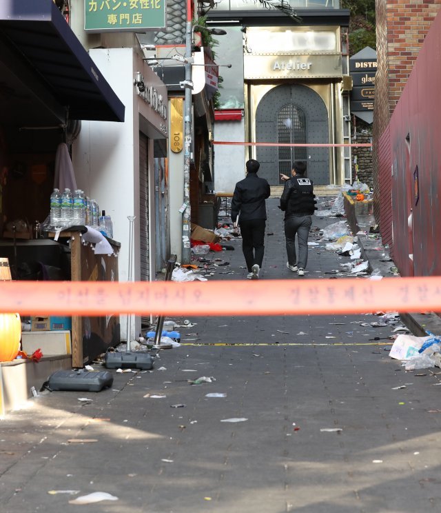 지난달 31일 오전 서울 용산구 이태원 압사 참사 현장에서 경찰이 현장을 확인하고 있다. 뉴시스