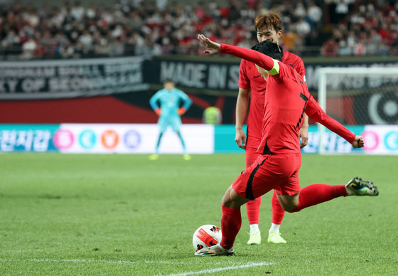 손흥민이 27일 오후 서울 마포구 상암동 서울월드컵경기장에서 열린 대한민국과 카메룬의 친선경기 후반전에서 프리킥을 차고 있다. 2022.9.27/뉴스1