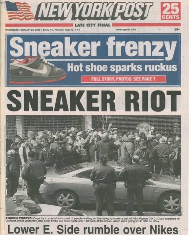 2005년 2월 23일 뉴욕포스트 1면을 장식한 나이키. 신문에는 나이키 매장 앞에 한정판 운동화를 사기 위해 몰려든 사람들의 모습이 대문짝만하게 실렸다. ‘운동화 폭동’이라는 기사 제목이 눈에 띈다. 소셜미디어
