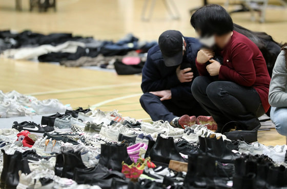 2일 오후 서울 용산구 원효로다목적체육관에 마련된 이태원 압사 참사 유실물 보관소에서 희생자의 유품을 찾은 유가족이 슬픔에 잠겨 있다. 2022.11.2/뉴스1