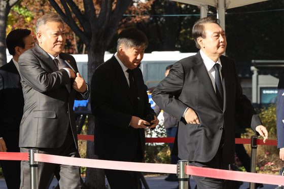 윤석열 대통령이 2일 오전 서울광장에 마련된 이태원 사고 사망자 합동분향소를 찾아 헌화를 위해 이상민 행정안전부장관, 김대기 비서실장과 함께 이동하고 있다. 2022.11.2/뉴스1