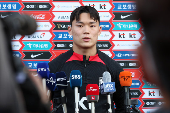 대한민국 축구대표팀 오현규가 2일 오전 경기 파주 국가대표 트레이닝센터(NFC)에서 훈련에 앞서 기자들 질의에 답하고 있다. 2022.11.2/뉴스1