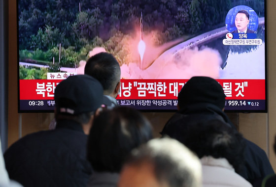 2일 오전 서울역 대합실에서 시민들이 북한의 동해상 탄도미사일 발사 관련 뉴스를 시청하고 있다. 합참은 이날 오전 8시55분 국방부 출입기자들을 통해 북한이 동해상으로 미상의 탄도미사일을 발사했다고 밝혔다. 이에 8시 55분을 기해 울릉군에 공습경보가 내려졌다. 공습경보 메시지에는 지하로 대피하라는 내용이 담겼다. 2022.11.2/뉴스1