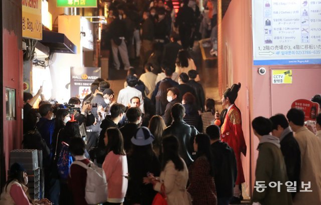 이태원 핼러원 참사 하루 전인 지난달 28일에도 서울 용산구 세계음식문화거리 중심부 클럽 밀집 지역이 많은 시민들로 붐비고 있다. 장승윤 기자 tomato99@donga.com
