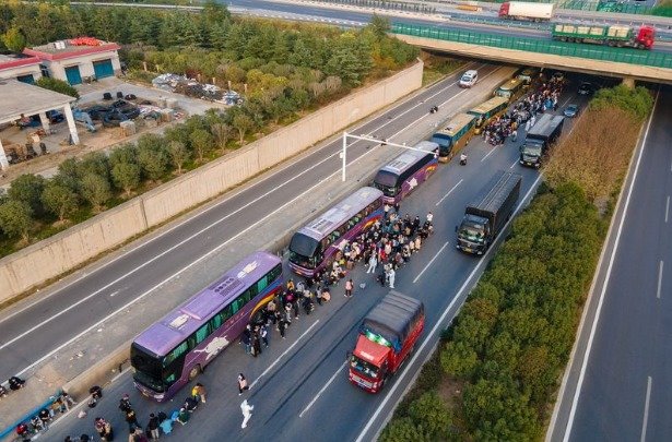 회사가 제공한 버스편을 타고 공장을 떠나고 있는 노동자들 - 웨이보 갈무리