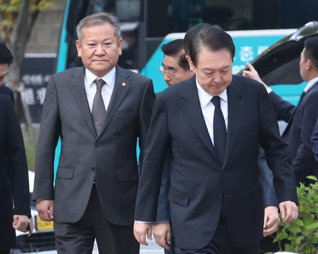 윤석열 대통령(오른쪽)과 이상민 행정안전부 장관이 3일 오전 서울광장에 마련된 이태원 사고 사망자 합동분향소를 찾아 조문을 위해 이동하고 있다. 뉴스1