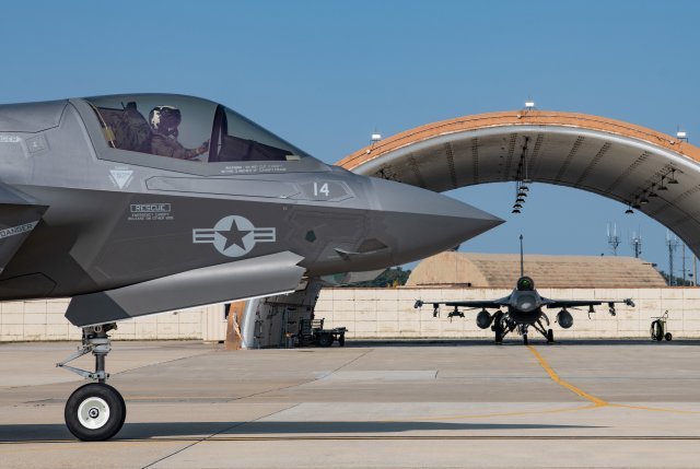 ‘비질런트 스톰’ 훈련에 참여차 군산기지에 착륙해 이동 중인 미 해병대의 F-35B와 F-16. 미 공군 제공