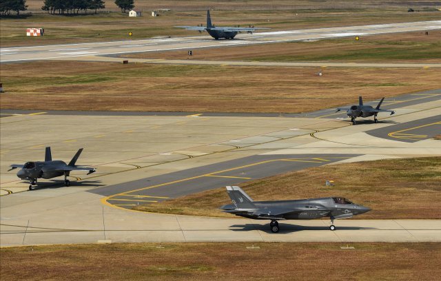 ‘비질런트 스톰’ 훈련에 참여하기 위해 군산기지에 착륙해 이동 중인 미 해병대의 F-35B. 미 공군 제공