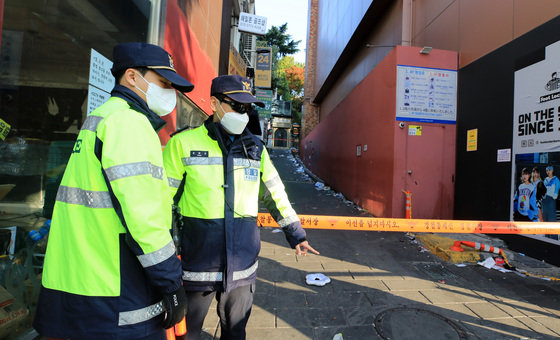 31일 오전 경찰이 서울 용산구 이태원 핼러윈 참사 현장 골목을 통제하고 있다. 2022.10.31/뉴스1 ⓒ News1