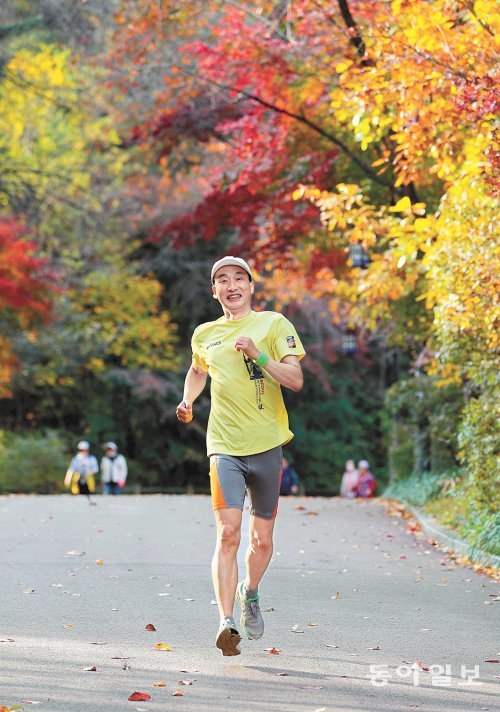 노수영 메리츠증권 상무가 서울 남산 북측순환로를 질주하고 있다. 30년 넘게 달리고 있는 그는 “예순이 넘었는데 건강검진에서 
40대 몸으로 나온다”며 “달리기는 최고의 건강법”이라고 강조했다. 이훈구 기자 ufo@donga.com