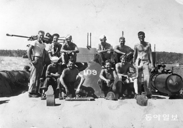 1943년 솔로몬제도에 정박한 어뢰정 PT-109호 앞에서 부대원들과 존 F 케네디 중위(오른쪽 끝)