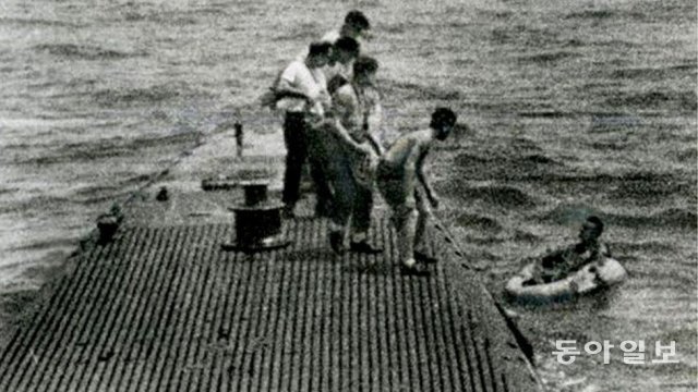 제2차 세계대전 때 일본 군시설 파괴 임무로 출격한 조지 H W 부시 대통령(오른쪽)이 전투기 추락으로 표류하다가 미군 잠수함에 의해 구조되는 모습(오른쪽). 조지 H W 부시 도서관 홈페이지