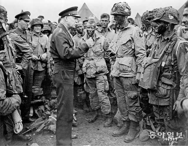 노르망디 상륙작전 전날 작전에 투입되는 병사들과 얘기를 나누는 드와이트 아이젠하워 연합군 총사령관(왼쪽).
