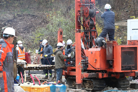 3일 오전 경북 봉화군 아연광산 매몰 사고 현장에서 한국광해광업공단과 산업통상자원부 동부광산안전사무소, 군, 소방 등 구조반 관계자들이 천공기를 이용해 확보한 지하 170m 지점에 내시경을 넣어 고립 작업자들의 생존 신호를 확인하기 위해 안간힘을 쏟고 있다. 2022.11.3/뉴스1