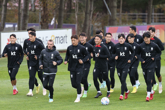 축구 국가대표팀 선수들이 3일 오후 경기 파주 축구대표팀 트레이닝센터(NFC)에서 훈련을 하고 있다. 카타르 월드컵을 앞둔 축구국대표팀은 오는 11일 화성종합운동장에서 아이슬란드와 마지막 평가전을 치른다. 2022.11.3/뉴스1 ⓒ News1