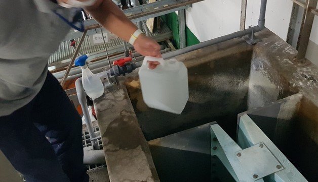 한강청 관계자들이 공정시험기준에 따른 폐수 분석을 위해 채수를 하고 있다.(한강청 제공)