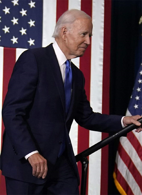 조 바이든 미국 대통령이 중간선거를 엿새 앞둔 2일 워싱턴 유니언역에서 민주당 지지를 호소하기 위해 연설대에 오르고 있다. 워싱턴=AP 뉴시스