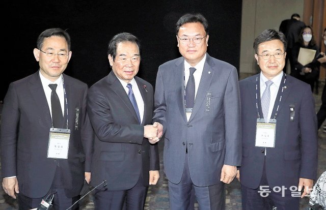 국민의힘 정진석 비상대책위원장(오른쪽에서 두 번째)과 누카가 후쿠시로 일한의원연맹 회장이 3일 서울 중구 롯데호텔에서 열린 
한일의원연맹 합동총회 개회식에서 악수하고 있다. 왼쪽부터 국민의힘 주호영 원내대표, 누카가 회장, 정 위원장, 간사장을 맡은 
더불어민주당 윤호중 의원. 원대연 기자 yeon72@donga.com