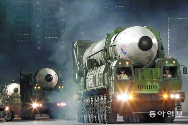 美겨냥 ICBM, 한밤 또 미사일… 北의 폭주