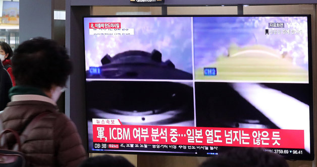3일 오전 서울역 대합실에서 시민들이 북한의 동해상 탄도미사일 발사 관련 뉴스를 시청하고 있다. 2022.11.2/뉴스1