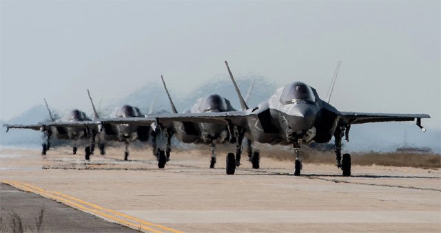 주일 미 해병대의 F-35B 스텔스 전투기 4대가 지난달 31일 전북 군산기지에 도착해 이동하고 있다.  F-35B는 수직 이착륙이 가능해 항공모함이나 강습상륙함에서도 출격이 가능하다. 미 공군 제공
