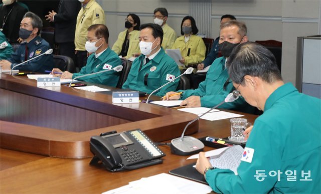 한덕수 국무총리 주재로  3일 오전 정부서울청사에서 열린 이태원 사고 중앙재난안전대책본부 회의에 이상민 행정안전부장관과 윤희근 경찰청장등이 참석했다. 김동주기자 zoo@donga.com