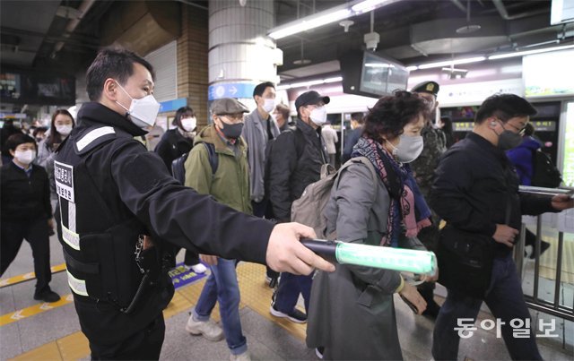 3일 오후 퇴근길 지하철 1호선 서울역에서 지하철 보안관이 시민들을 승하차를 안내하고 있다. 양회성 기자 yohan@donga.com