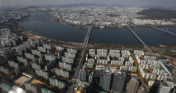 서울 송파구 롯데월드타워 전망대 서울스카이에서 바라본 아파트 단지 모습. 2022.10.31/뉴스1 ⓒ News1