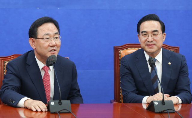 국민의힘 주호영(왼쪽) 원내대표와 더불어민주당 박홍근 원내대표가 지난 9월 21일 국회에서 만나 대화하고 있다. 사진공동취재단