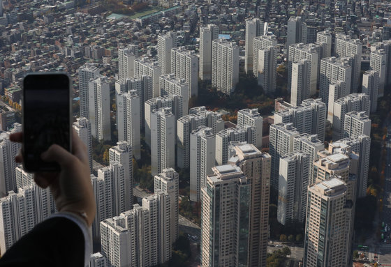 사진은 이날 서울 송파구 롯데월드타워 전망대 서울스카이에서 바라본 아파트 단지 모습. 2022.10.31/뉴스1 ⓒ News1