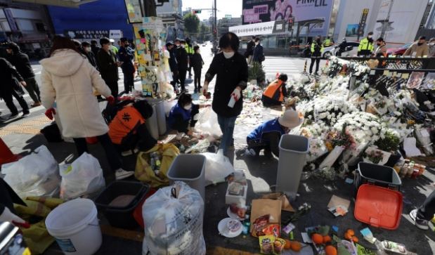 자원봉사자들이 서울 지하철 6호선 이태원역 1번 출구에 마련된 추모 공간에서 자원봉사를 하고 있다. 뉴스1