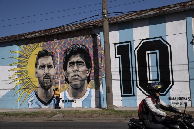 아르헨티나 부에노스 아이레스에 그려진 메시와 마라도나 기념 벽화.  두 선수가 아르헨티나 국가대표팀에서 함께 달았던 등번호 10번도 같이 그려져 있다. 메시와 마라도나는 아르헨티나 축구팬들의 우상이다.  부에노스 아이레스=AP 뉴시스