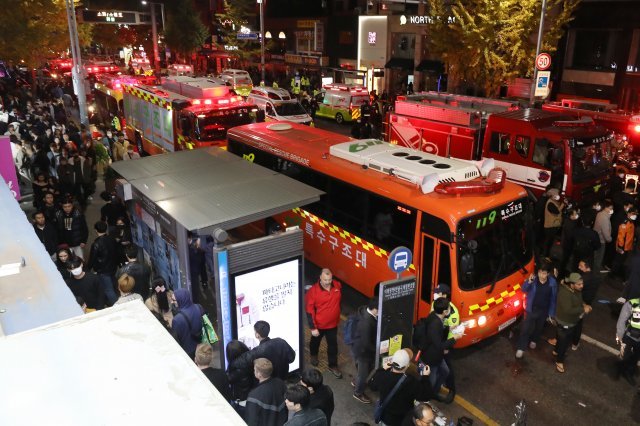 30일 새벽 서울 용산구 이태원 일대 도로가 압사 사고로 인해 출동한 소방차와 구급차로 가득 차 있다. 뉴스1