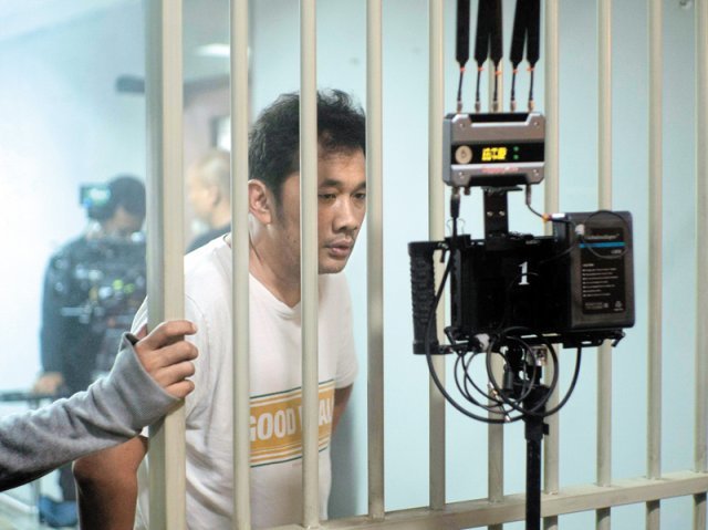 한국 영화 ‘7번방의 선물’(2013년)의 인도네시아판인 ‘7번방의 기적’을 연출한 하눙 브라만티오 감독이 인도네시아 현지에서 교도소 장면을 촬영하고 있다. 피티팰컨 제공