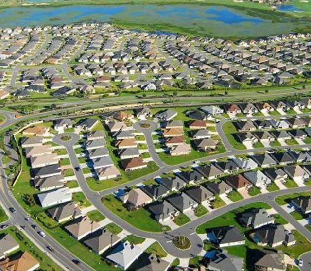 미국 플로리다의 광대한 대지에 조성된 은퇴자 공동체 ‘더 빌리지’는 지금도 확장 중이다. 2010년 9만5000명이던 거주자는 2017년 12만5000명으로 30% 이상 늘었다. 위에서 본 더 빌리지. 사진 출처 더 빌리지 홈페이지