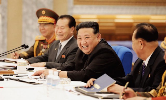 김정은 북한 국무위원장(오른쪽에서 두번째) 주재로 6월 22일 조선노동당 중앙군사위원회 제8기 제3차 확대회의가 열렸다. 뉴시스